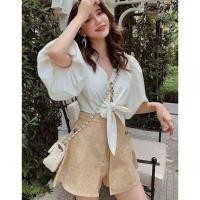 ราคา 1555 เสื้อคอวี กระดุมหน้า แขนพอง มีเชือกผูกโบว์ด้านหน้า เรียบหรูดูแพง (7670435920)