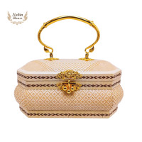 ราคา กระเป๋าย่านลิเภาทรงแปดเหลี่ยมหูโลหะเงิน ทอง (20303837789)