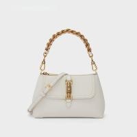 ราคา CHARLES and KEITH CK2 50781562 กระเป๋าถือทรงสี่เหลี่ยมเล็ก (16742953312)