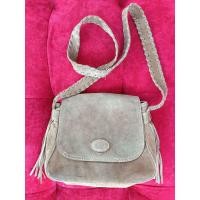 ราคา กระเป๋ามือสอง TOD แท้ หนังวัว กระเป๋าแม่ค้าเอง กระเป๋าใส่ของ ขนาด ความกว้าง 25 cm ความยาว 18 cm สายวัดความยาวทั้งเส้น 105 cm (20471460534)