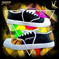 ราคา รองเท้าตะกร้อ รองเท้านันยางแท้เพ้นท์ลาย ซักได้สีไม่หลุด รับประกันคุณภาพสีดำ ไม่ตรงปกยินดีคืนเงินMade in Thailand (20406872397)