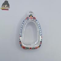 ราคา กรอบพระใส่พระเปิม กรอบพระเงินผสม ใส่พระเปิมใหญ่ กว้าง2 6 สูง4 1 ซม ขนาดจอกระจก มีห่วงและยางรองแถมให้ (19684880602)