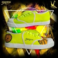 ราคา รองเท้าตะกร้อ รองเท้านันยางแท้เพ้นท์ลายเขียวสะท้อนแสง ซักได้สีไม่หลุด รับประกันคุณภาพ ไม่ตรงปกยินดีคืนเงินMade in Thailand (20406896609)