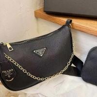 ราคา กระเป๋าสะพายผู้หญิงใหม่ล่าสุด เป็น หนังSaffiano รุ่น leather shoulder bag Size 9 ทั้งใบ สีดำตัดกับอะไหล่ทอง (19532831820)