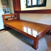 ราคา Sukthongแพร่ เตียงนอนไม้สักโมเดิร์น 3 5 ฟุต เตียงนอนไม้สัก 110x200สูง40ซม เตียงนอน เตียงไม้สักแท้ เตียงหัวปาด สีสักน้ำตาลส้มเคลือบเงา SUKP 582 (20699671205)