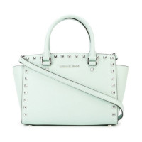 ราคา กระเป๋าถือ Michael Kors แท้ หนังแท้ ฟอกแบบกันรอยขีดข่วน ประดับหมุดสีเงิน มีสายยาว สวยหรู ทรงสวยคลาสสิค MICHAEL KORS 30T3SSMS2L Studded Saffiano Leather Medium Selma Satchel (7919739623)