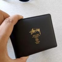 ราคา oudukai กระเป๋าสตางค์ ลายโลโก้ Stussy Tour สีดํา สีทอง สําหรับผู้ชาย (20579789829)