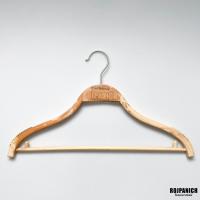 ราคา ไม้แขวนซาร่าลายไม้ ราคา 1โหล หัวหมุนได้ ไม้แขวนเสื้อ ไม้แขวนพลาสติก ไม้แขวนแบน (4458644664)