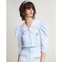 ราคา Wila Zoey Shirt เสื้อเชิ้ตผ้าฝ้ายลายทางขาว ฟ้า แขนพอง ปกคอผ้าแก้ว scallop ปักลายดอกไม้ (18628049098)