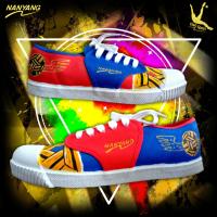 ราคา รองเท้าตะกร้อ รองเท้านันยางแท้เพ้นท์ลายแดงน้ำเงิน ซักได้สีไม่หลุด รับประกันคุณภาพ ไม่ตรงปกยินดีคืนเงินMade in Thailand (20406817266)