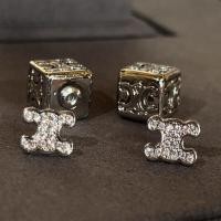 ราคา ต่างหู เซรีน สีทองแอนทีค และ เงิน ใส่ได้ 2 ด้าน โลโก้ประดับเพชร ทรงสี่เหลี่ยมลูกเต๋า แบบแป้น น้ำหนักเบา (20761010654)