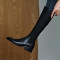 ราคา Xiao Wenxi รองเท้าบูทยาวหนังแท้ผู้หญิงรองเท้าบูทยาวเหนือเข่าทรงสูงหัวเหลี่ยมแบบใหม่2020รองเท้าบูทอัศวินสไตล์ชาแนลส้นแบน (6977172347)