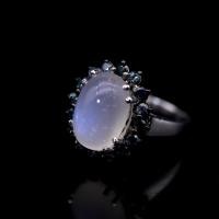 ราคา แหวนพลอยมุกดาหาร Rainbow moonstone เนื้อใส เหลือบฟ้าเข้ม ล้อมพลอยไพลิน ตัวเรือนเงินแท้92 5 พลอยแท้จากประเทศศรีลังกา ไซส์นิ้ว 53 หรือเบอร์ 6 5 US (20655412242)