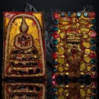 ราคา พระสมเด็จวังหน้า พิมพ์ใหญ่โรยพระธาตุ หลังสาริกาคู่ ประดับพลอย กรุวังหน้า 2411 AAA469 (20298905708)