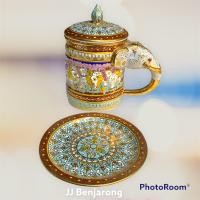 ราคา แก้วมัคหูช้างพร้อมจานรองและฝาปิด ลายเบญจรงค์ Traditional Mug 300 ml with elephant shaped handle lid and saucer handpainted by JJ Benjarong ลายเบญจรงค์ (12496657388)