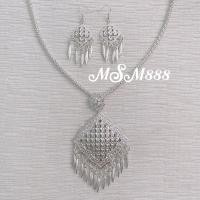 ราคา เครื่องประดับชุดไทยเป็นชุด เครื่องประดับชุดไทยสีเงินขาว ชุดเซ็ท 4 ชิ้น รุ่น CF002 (19110664796)