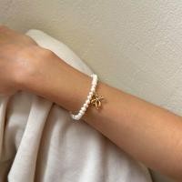 ราคา daintyme Pearl Petite Ribbon bracelet กำไลมุกน้ำจืด ลูกปัดมุกแท้ จี้โบว์ทอง 18k (20702433226)