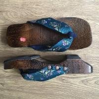 ราคา ชุดกิโมโนผู้หญิงสไตล์โบราณแบบใหม่ฤดูร้อนแมทช์ลุคง่ายรองเท้าแตะไม้สไตล์จีนรองเท้าสเก็ตบอร์ดรองเท้าไม้หูคีบสไตล์ญี่ปุ่น cos (15632641798)