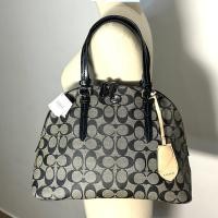 ราคา กระเป๋าถือ COACH แท้ coated canvas ลาย SIGNATURE สายหนังแก้ว มีตำหนิที่สาย ลดราคาขาดทุน Clearance COACH Signature Peyton Cora Domed Satchel Purse Black Clearance (20820511920)