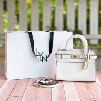 ราคา กระเป๋า LYN Outlet รุ่น Atlantis S Handbag ทรงสวยเรียบหรู (8647686262)