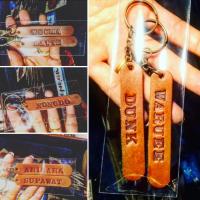 ราคา พวงกุญแจหนังแท้ สลักชื่อฟรี สลักชื่อเป็นภาษาอังกฤษและตัวเลขเท่านั้นค่ะ ตัวอังกฤษสลักได้ไม่เกิน8ตัวตัวเลขสลักได้ไม่เกิด10ตัวค่ะ สนใจกดสั่งแล้วแจ้งตัวอักษรที่ต้องการในเชทได้เลยค่ะ (15992586676)