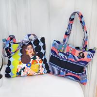 ราคา POPPY X ลาย The girl กระเป๋าทรงแนวนอน มีซิปรูดปิดปาก และช่องกระเป๋า 3D ด้านหน้า 2 ช่อง (20846644051)