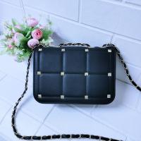 ราคา กระเป๋าสะพายข้างสีดำ PNK 2269 สายโซ่ หน้าหมุดทอง (19013828514)