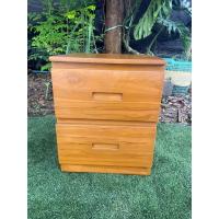 ราคา Sukthongแพร่ ตู้หัวเตียงโมเดิร์นไม้สัก 40x35สูง50ซม ตู้ข้างเตียงมินิมอล ตู้วางของไม้สัก ตู้เอนกประสงค์ 2ลิ้นชักมือจับหลุม สีสักทอง SUKP 573 (20674085182)