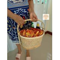 ราคา ตะกร้าใส่ของ ตะกร้าทำบุญ ตะกร้าหวาย ลายดอกพิกุล ขนาด 12 5x15 5x9 นิ้ว สีธรรมชาติ สีแดง ใบใหญ่ ใช้ใส่ของไปทำบุญ ใส่ของใช้ ไปตลาด ตะกร้าสาน (9632569234)