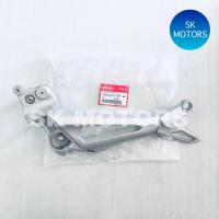 ราคา ดีสเบรคหลัง สเตย์พักเท้าหลัง เหล็กพักเท้าหลัง ข้างขวา แท้ 100 WAVE125X เวฟ125เอ็กซ์ รหัส 50605 KVL T30 (16525065381)