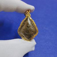 ราคา จี้พระ หลวงพ่อรุ่ง เนื้อทองแดงรุ่นแรก วัดท่ากระบือ จ สมุทรสาคร ปี 2484 เลี่ยมกรอบทองไมคร่อนอย่างดี พร้อมบูชา (16711329620)