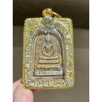 ราคา สมเด็จหลังเรียบ เนื้อผง ลงรักดำปิดทองเก่า ใส่กรอบชุบทองไมครอนประดับพลอย (16216375753)