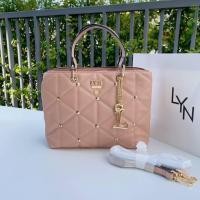 ราคา กระเป๋าถือ Lyn หน้าหมุด รุ่น Tricia Handbag พร้อมสายยาว 10 นิ้ว (11719782677)