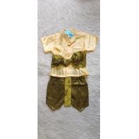 ราคา ชุดไทยเด็กผู้ชาย ชุดไทยเด็กใส่ไปโรงเรียน ครบเซ็ต 3 ชิ้น เสื้อผ้ามันสีพื้น โจงกระเบน ผ้าคาดเอว พร้อมส่งสินค้าในไทย ชุดไทย E9056 (14737156432)