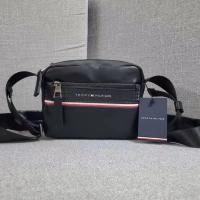 ราคา กระเป๋า TOMMY HILFIGER ทันสมัยวัยรุ่นแฟชั่นสีแข็งแรงและใส่ของได้จุเรียบง่ายสะพายไหล่ข้างเดียวกระเป๋าสะพายข้างกระเป๋าผู้ชายมีถุงหูรูดและไหล่เฉียง (18620763638)