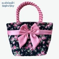 ราคา กระเป๋าสายเกลียว ขนาด S กระเป๋าถือ กระเป๋าผูกโบว์ กระเป๋าโบว์ กระเป๋าน่ารัก ลายดอกไม้ช่อสีชมพูพื้นสีดำ (19960365038)