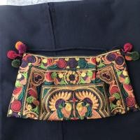 ราคา Handmade กระเป๋าผ้าฝ้าย ผ้าปักม้ง กระเป๋าถักทอถักมือ กระเป๋าม้ง กระเป๋าปักม้ง กระเป๋าสะพายผ้าปักม้ง ลายนก ทรงสี่เหลี่ยม มีซิปปิด สีส้ม สีชมพู สีทอง สีแดง สีม่วง และหลากสีสัน อเนกประสงค์ ของฝากของที่ระ