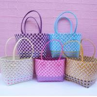 ราคา ตระกร้าสาน เส้นพลาสติกสาน กระเป๋าสาน กระเป๋าสานพลาสติก รุ่นกระเป่าไปตลาลายดอกไม้ กว้าง19ยาว25สูง22 CMขอบปากตะกร้า (16763973393)