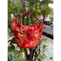 ราคา ถุงใส่ส้มผ้ากำมะหยี่ ลายมงคลจีน ถุงใส่ส้มสีแดง ทรงกระเป๋าถือ สี่เหลี่ยม เชือกสีทอง สีมงคลจีนพร้อมลายมงคลจีน กระเป๋าสีแดงใส่ส้ม (20549809923)