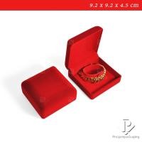 ราคา กล่องกำมะหยี่ใส่กำไล สร้อยข้อมือ หรือ นาฬิกา กล่องของขวัญใส่นาฬิกา ปรับขนาดภายในได้ ขนาด 9 2x9 2x4 5cm (18310933760)