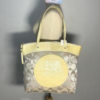 ราคา กระเป๋า Coach แท้ ผ้าลาย Signature สายหนังแก้วแบบนิ่ม มีตำหนิ ลดราคาล้าง Stock ใบใหญ่ Coach 18335 Laura Signature Tote Bag Ivory CLEARANCE (21001847901)