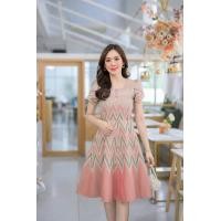 ราคา เดรสผ้าทอลาย งานอัดรีดกาวทั้งชุด กระโปรงทรงย้วย 8 ชิ้น คอสี่เหลี่ยมแต่งกระดุมปั๊ม 3 เม็ด แขนกลีบบัว ใส่ซิปซ่อนด้านหลัง (20282213887)