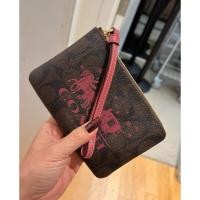 ราคา COACH คล้องมือ Size S แบบ 1 ซิป Signature Coated Canvas with Leather Stripe (21158815927)