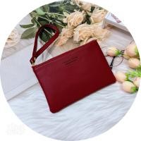 ราคา 329 8 ถูกที่สุด กระเป๋าสตางค์พร้อมสายคล้องมือ กระเป๋าสตางค์ รุ่นซิป แบบบางคล้องมือ ไซส์ M วัสดุ หนัง PU (17816680974)