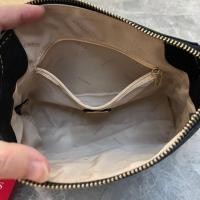 ราคา NEW Guess Original Sling Bag 22121006 (19763272553)