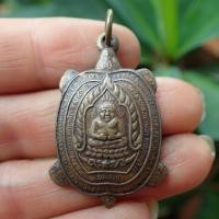ราคา ลดทั้งร้าน เหรียญพญาเต่าเรือนหลวงปู่หลิว วัดไร่แตงทอง รุ่นเจ้าสัว เนื้อทองเหลืองรมดำ ปี 2538 สภาพสวยมาก บล็อกนิยม จ ขีด (19329416177)