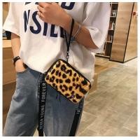 ราคา Bagster กระเป๋าสะพายข้างทรงกล่อง ไซส์เล็ก สีลาย กระเป๋าเดินทางมินิ กระเป๋าสะพายข้าง Forever Young (2388602785)