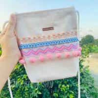 ราคา กระเป๋าสะพายข้าง ผ้าดิบ มินิมอล แต่งพู่ กระเป๋าผ้า มินิมอลผ้าดิบ แต่งปอมๆ แต่งพู่ (7467324707)