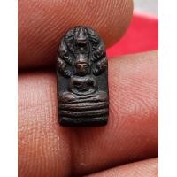 ราคา พระปรกใบมะขามหลังตอกโค๊ตธรรมจักร รุ่นแรก หลวงพ่อเอีย วัดบ้านด่าน ปี 2517 สภาพสวย (19414974035)