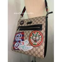 ราคา กระเป๋าสะพายชาย กระเป๋าสะพายไหล่ กระเป๋าสะพายข้าง กระเป๋า กระเป๋าสตางค์ กุชชี่GC รุ่น Night Courie ซิปหน้า 11 นิ้ว สีน้ำตาล (15011216017)